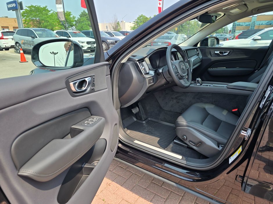 2025 Volvo XC60 CORE DARK THEME-24