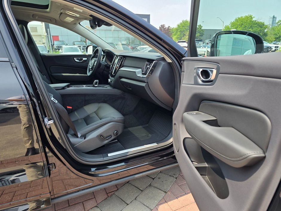 2025 Volvo XC60 CORE DARK THEME-22