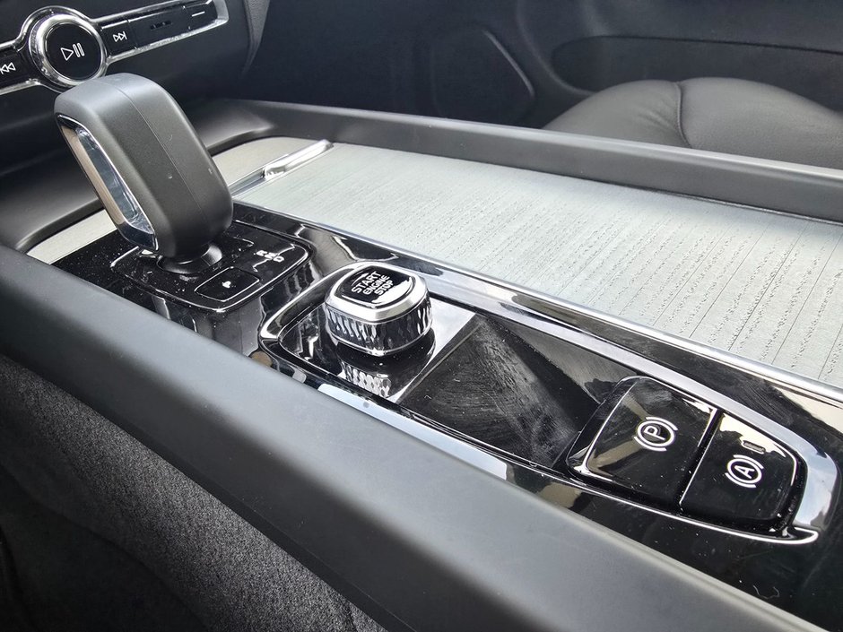 2025 Volvo XC60 PLUS DARK THEME-28