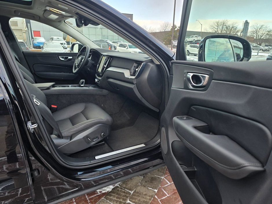 2025 Volvo XC60 PLUS DARK THEME-22