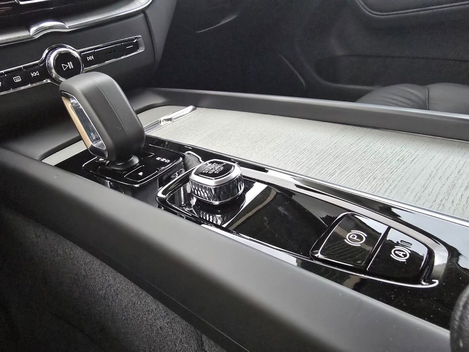 2025 Volvo XC60 PLUS DARK THEME-29