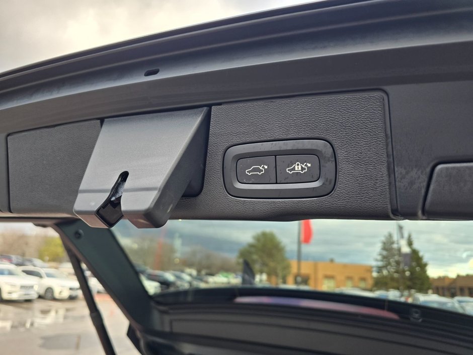 2025 Volvo XC60 PLUS DARK THEME-17