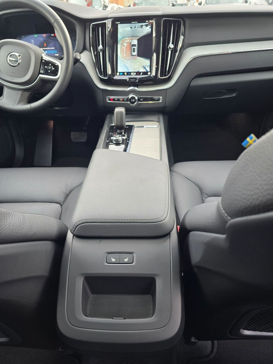 2025 Volvo XC60 PLUS DARK THEME-4