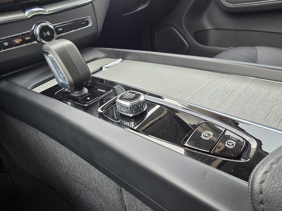 2025 Volvo XC60 PLUS DARK THEME-27