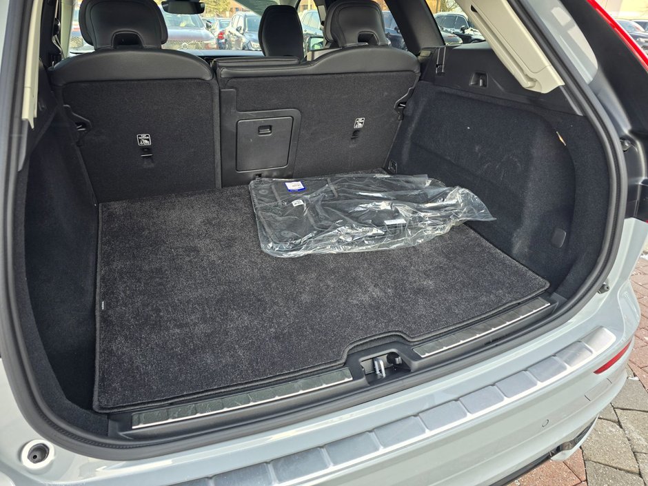 2025 Volvo XC60 PLUS DARK THEME-17