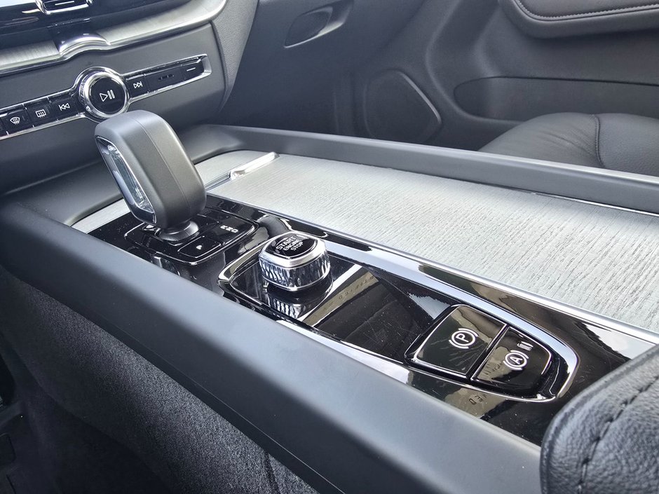 2025 Volvo XC60 PLUS DARK THEME-29