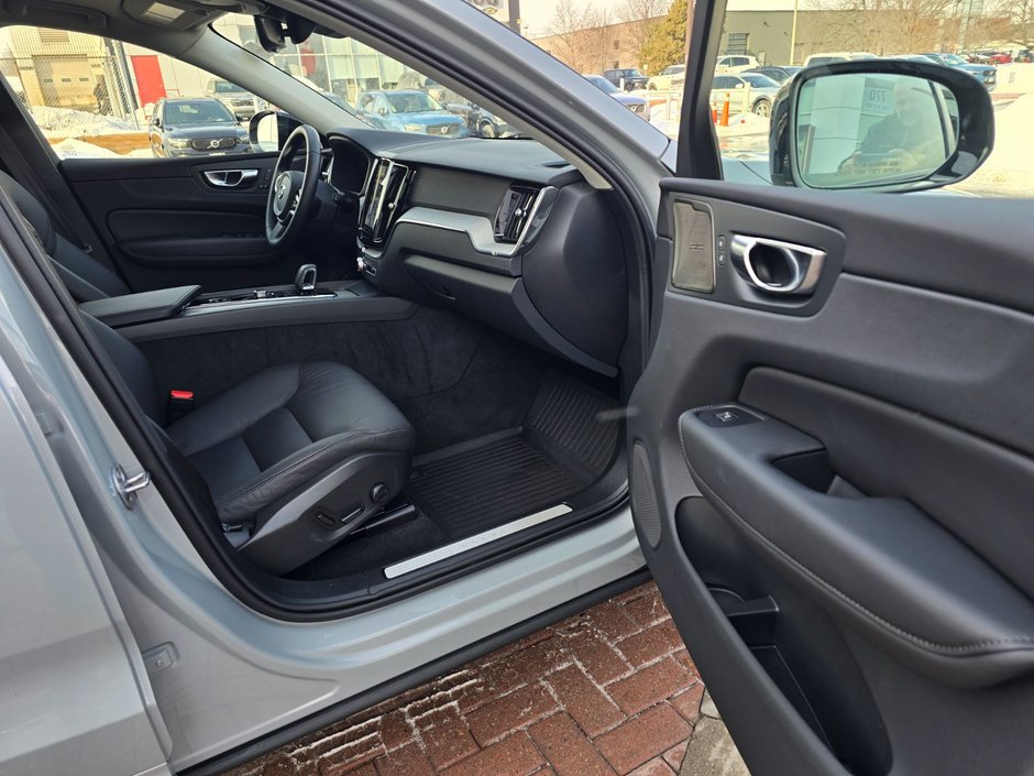 2025 Volvo XC60 PLUS DARK THEME-22