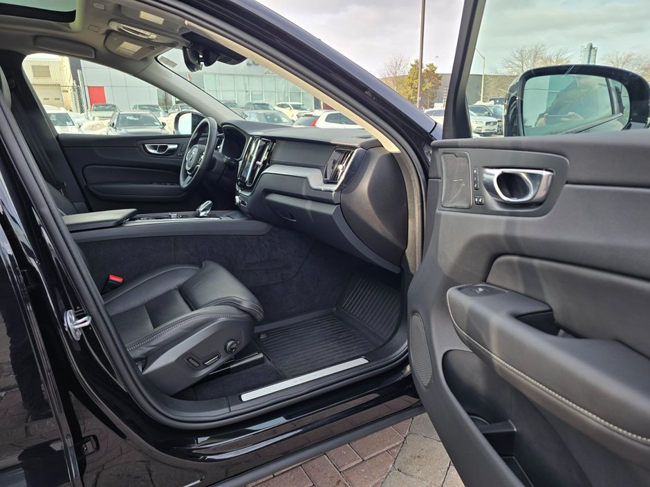 2025 Volvo XC60 ULTRA DARK THEME-22