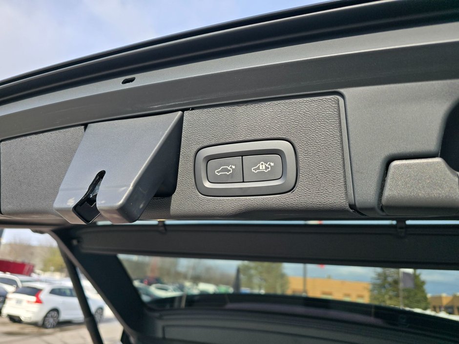 2025 Volvo XC60 ULTRA DARK THEME-16