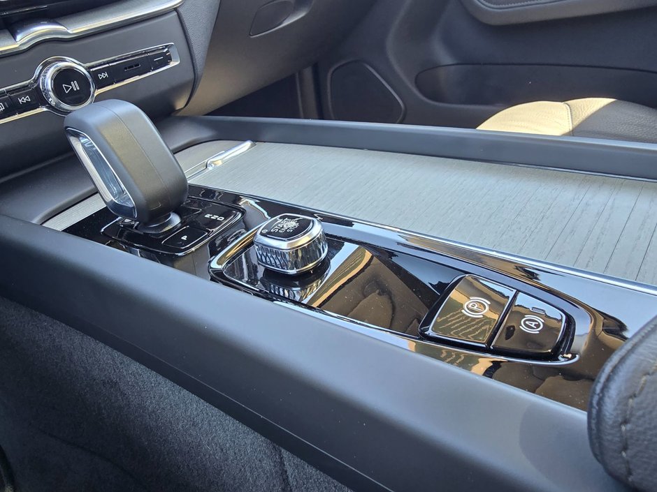 2025 Volvo XC60 PLUS DARK THEME-29