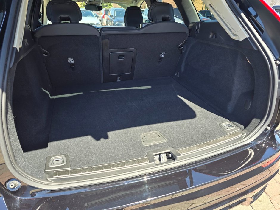 2025 Volvo XC60 PLUS DARK THEME-17