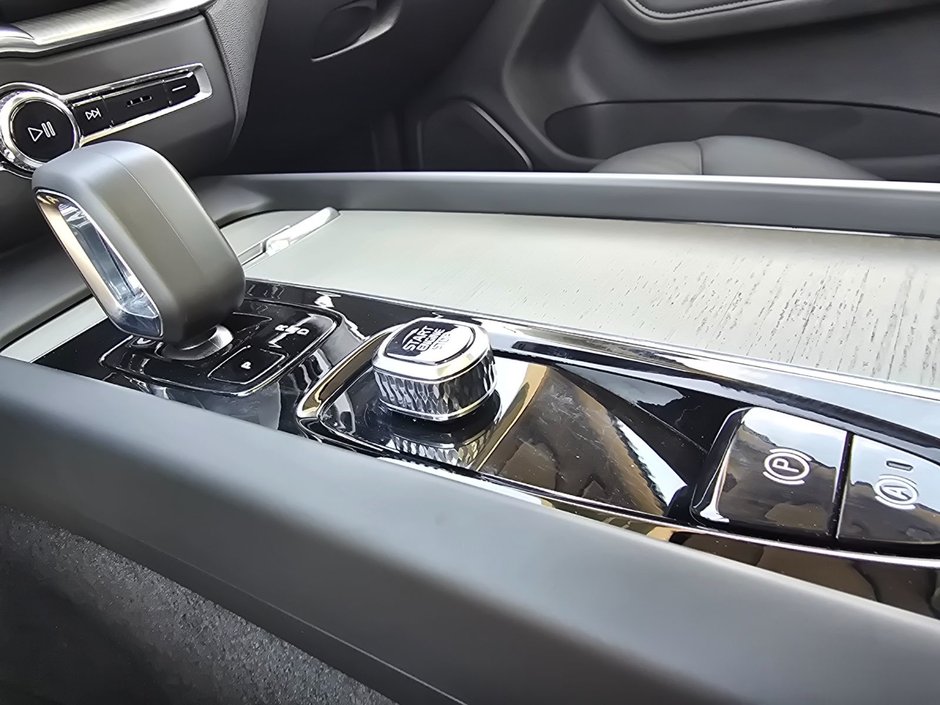 2025 Volvo XC60 PLUS DARK THEME-29