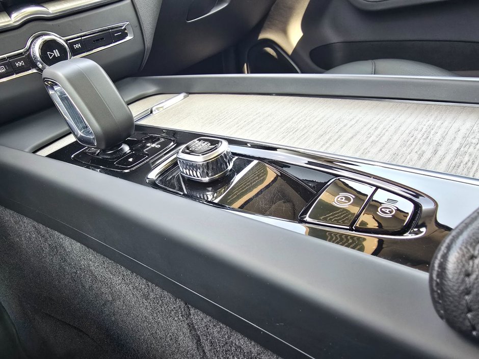 2025 Volvo XC60 PLUS DARK THEME-29
