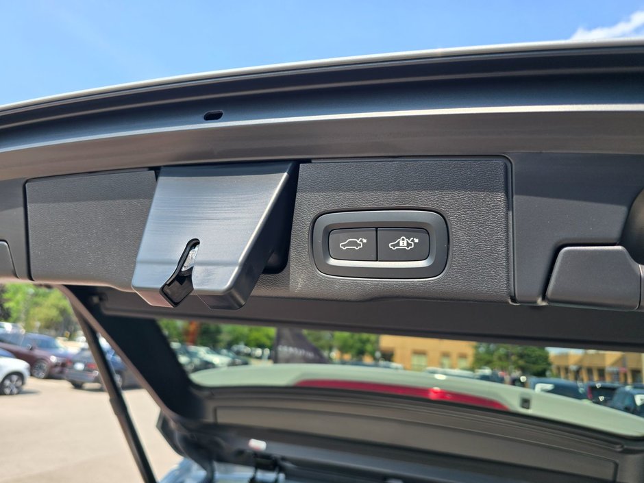 2025 Volvo XC60 PLUS DARK THEME-16