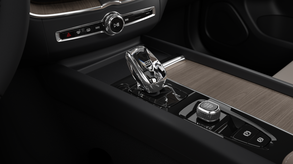 2027 Volvo XC60 Plus (Dark Theme)-10