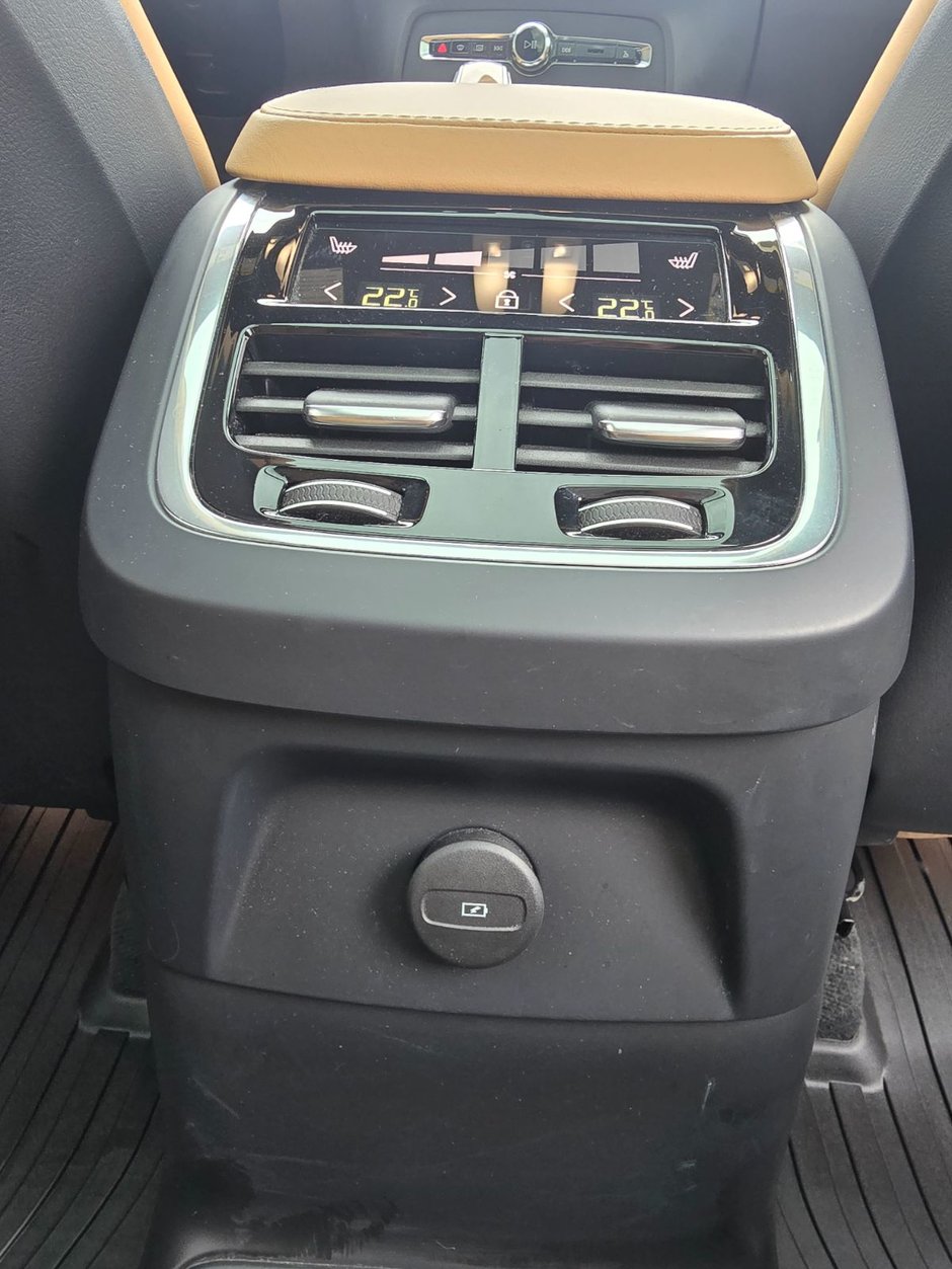 2023 Volvo XC90 RECHARGE ULTIMATE DARK THEME-24