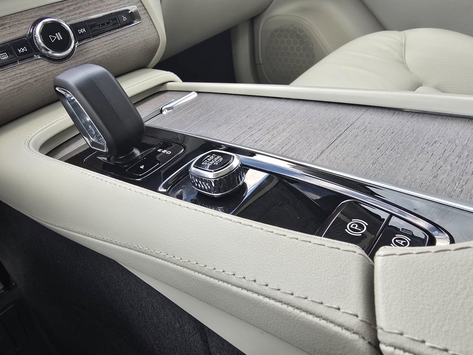 2024 Volvo XC90 RECHARGE PLUS BRIGHT THEME-32