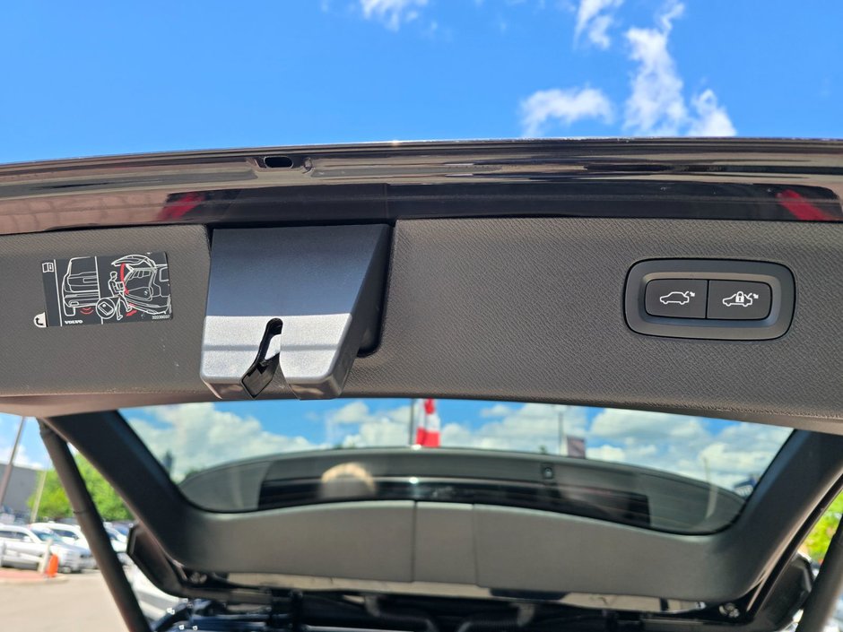 2023 Volvo XC90 PLUS DARK THEME-17