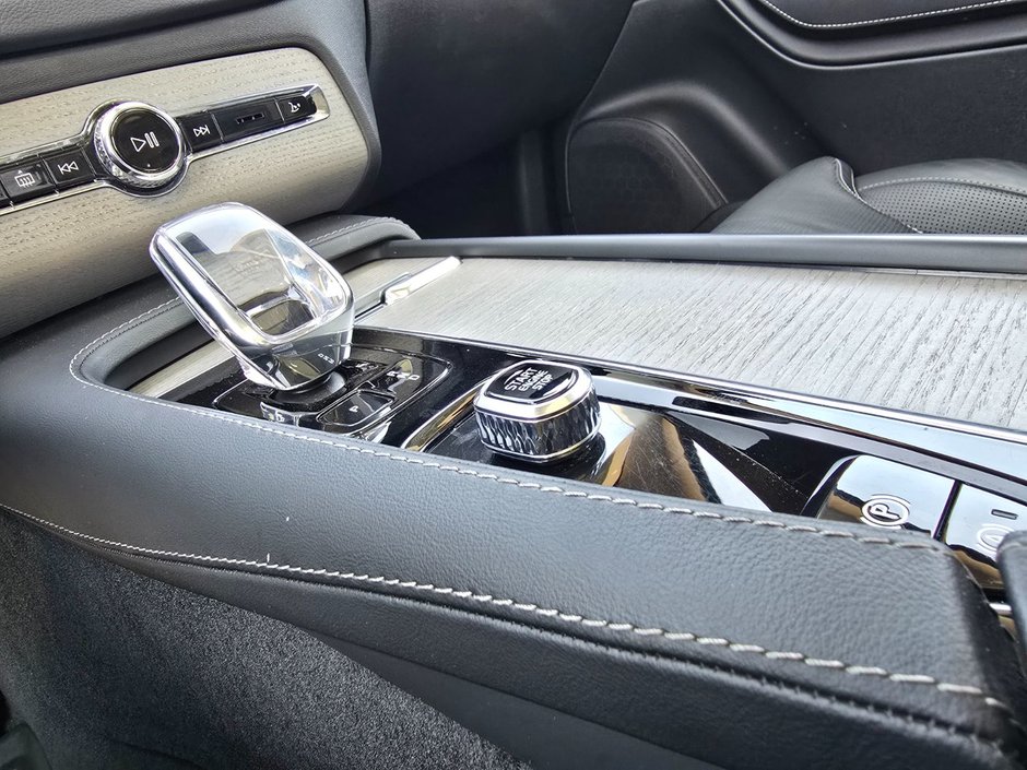 2025 Volvo XC90 ULTRA BRIGHT THEME-32