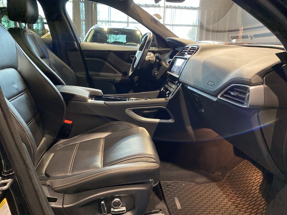 2020 Jaguar F-PACE 30t AWD Prestige-22