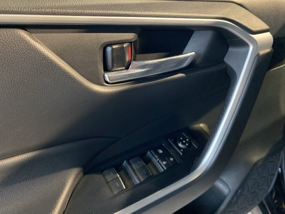 2022 Toyota RAV4 XLE AWD-11
