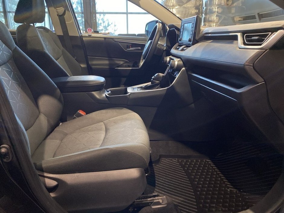 2022 Toyota RAV4 XLE AWD-23