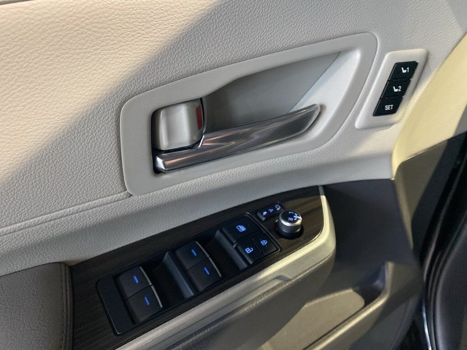 2022 Toyota Sienna Hybrid Sienna Limited AWD 7-Pass-10
