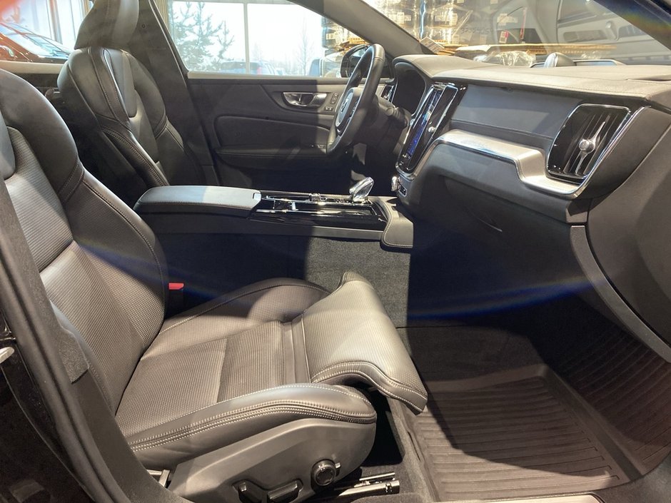 2025 Volvo S60 Plug-In Hybrid T8 AWD Ultra Black Edition-23