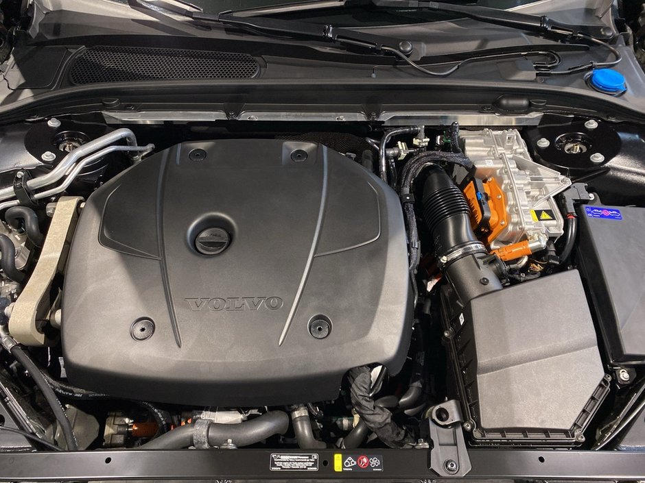 2025 Volvo S60 Plug-In Hybrid T8 AWD Ultra Black Edition-26