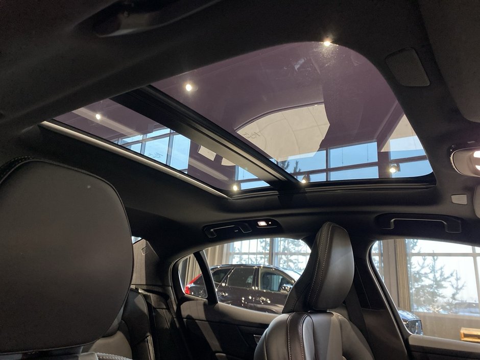 2025 Volvo S60 Plug-In Hybrid T8 AWD Ultra Black Edition-25