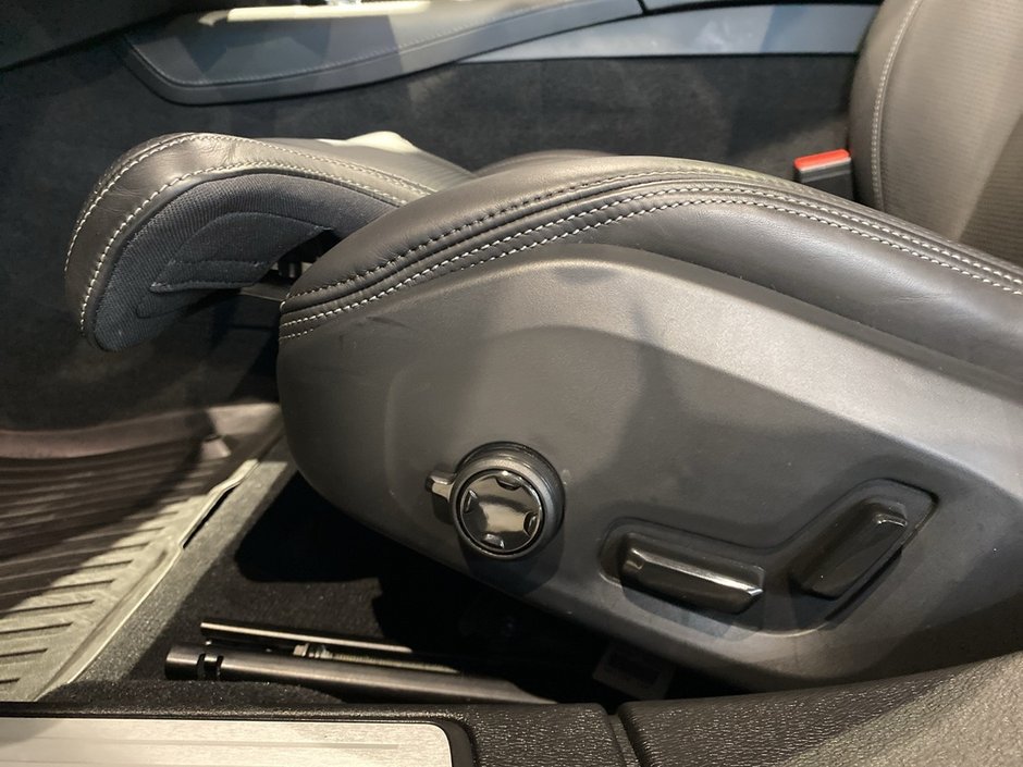 2025 Volvo S60 Plug-In Hybrid T8 AWD Ultra Black Edition-13