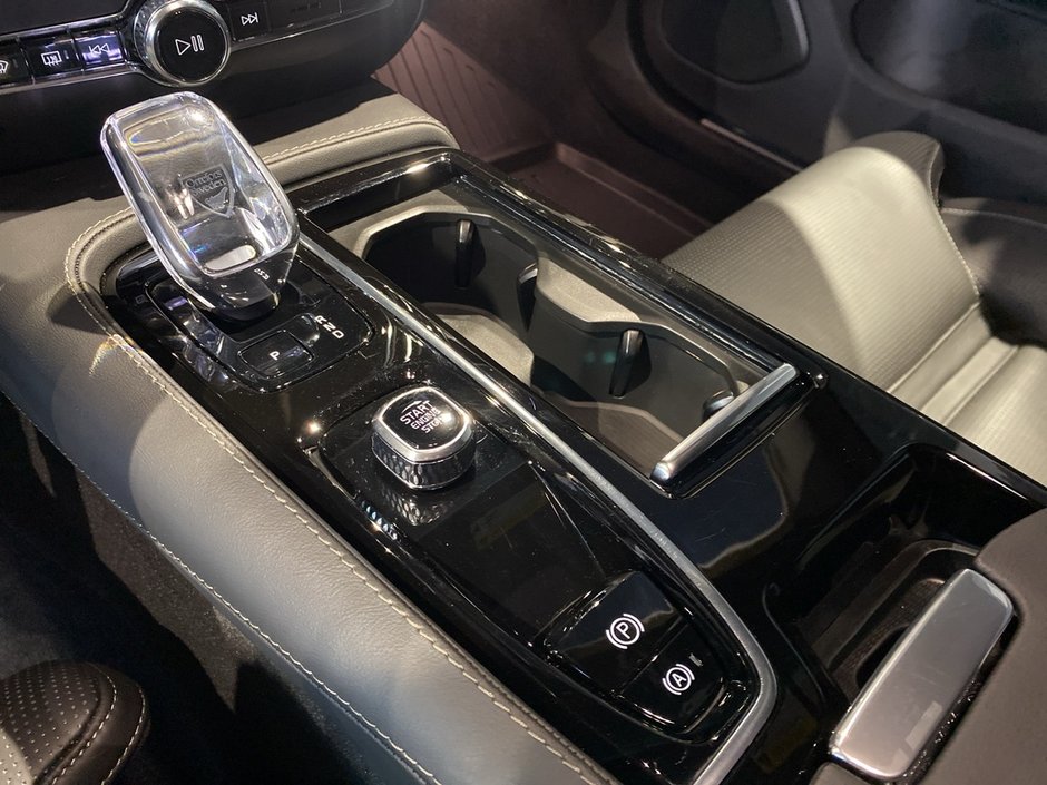 2025 Volvo S60 Plug-In Hybrid T8 AWD Ultra Black Edition-12