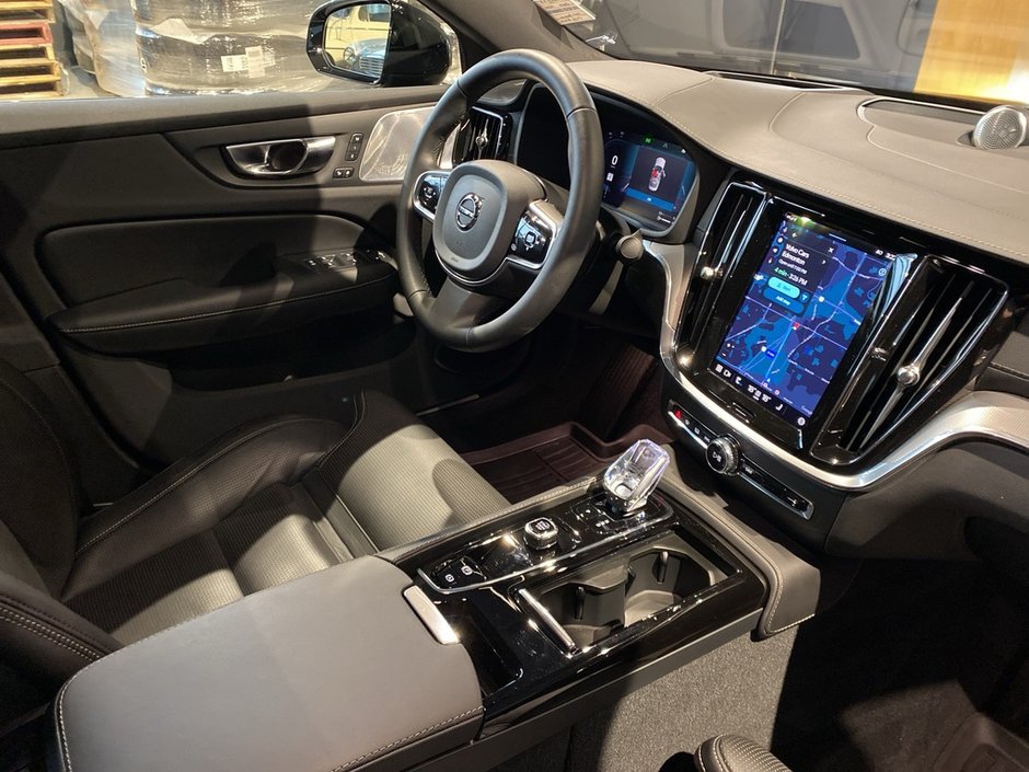 2025 Volvo S60 Plug-In Hybrid T8 AWD Ultra Black Edition-24