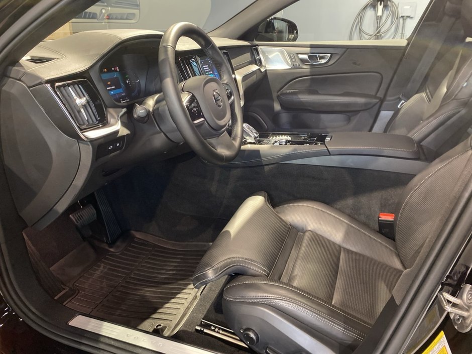 2025 Volvo S60 Plug-In Hybrid T8 AWD Ultra Black Edition-9