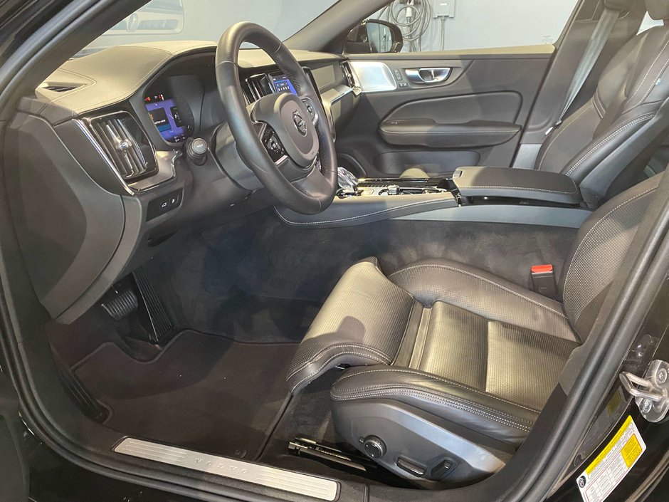 2025 Volvo S60 Plug-In Hybrid T8 AWD Ultra Black Edition-9