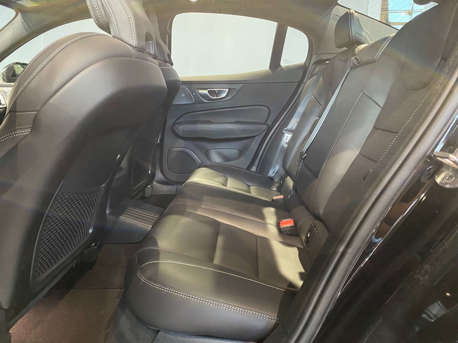 2025 Volvo S60 Plug-In Hybrid T8 AWD Ultra Black Edition-18