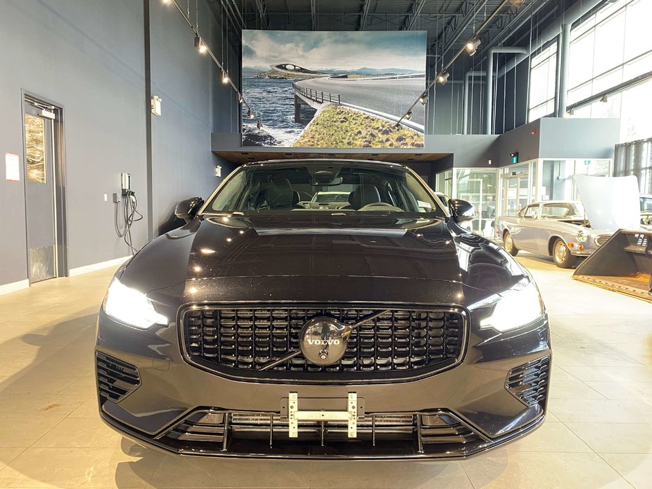 2025 Volvo S60 Plug-In Hybrid T8 AWD Ultra Black Edition-7