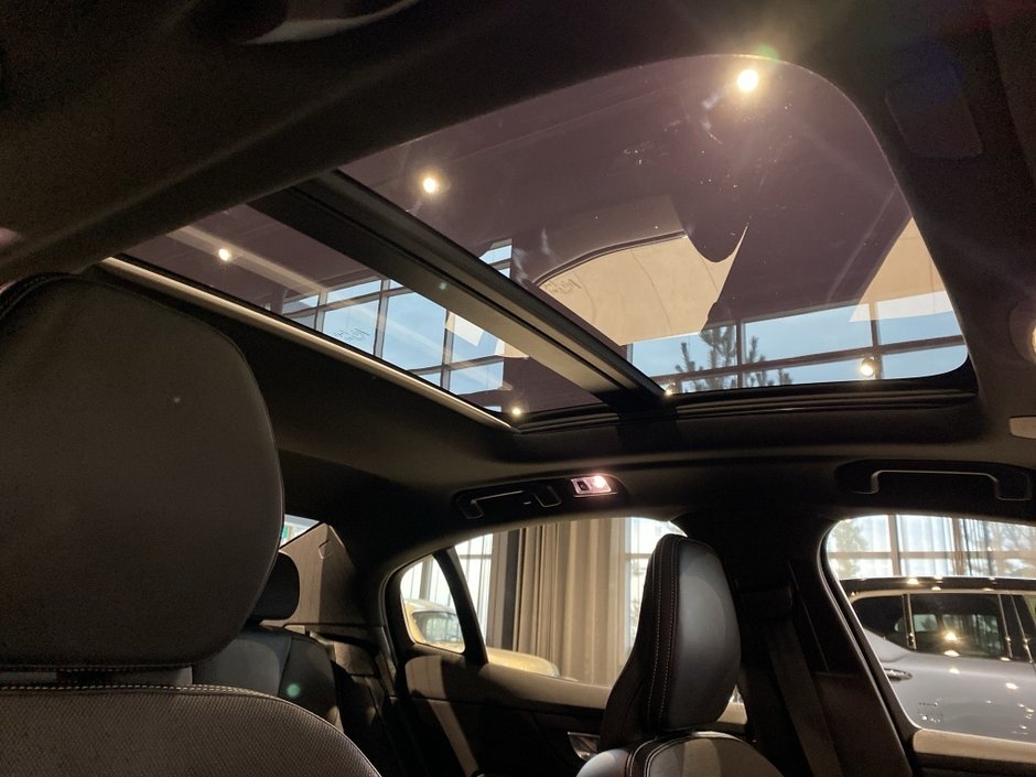 2022 Volvo S60 B5 AWD R-Design-23