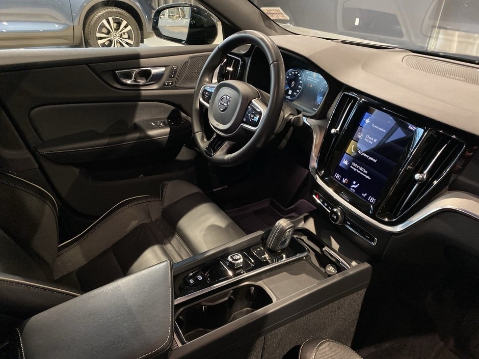 2022 Volvo S60 B5 AWD R-Design-22