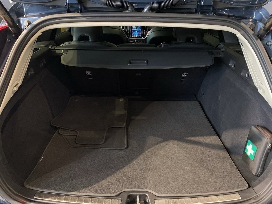 2025 Volvo V60 Cross Country B5 AWD Core-19