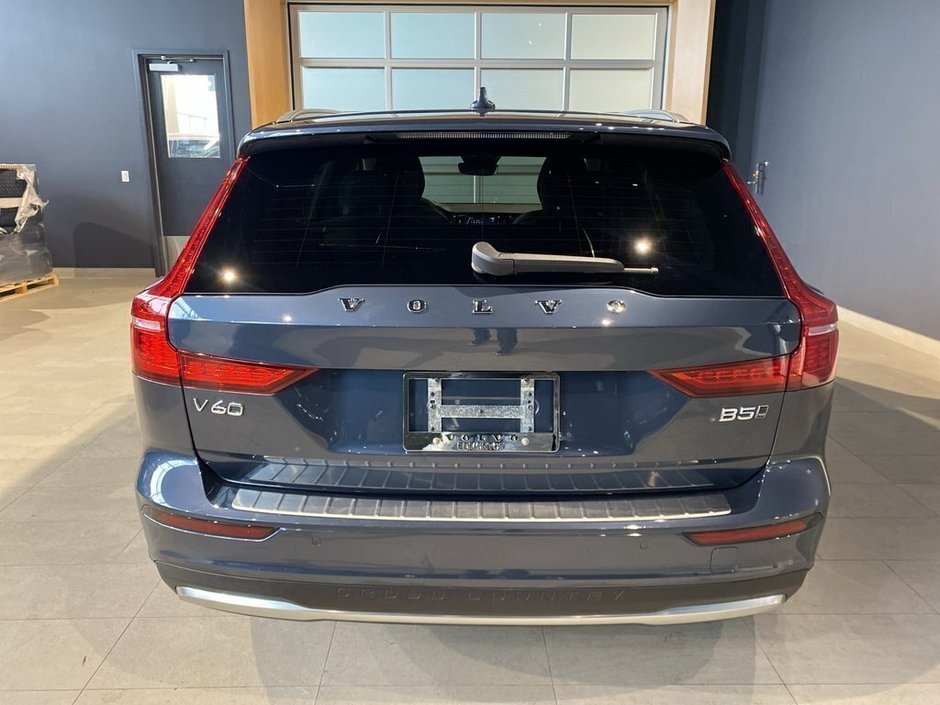 2025 Volvo V60 Cross Country B5 AWD Core-3