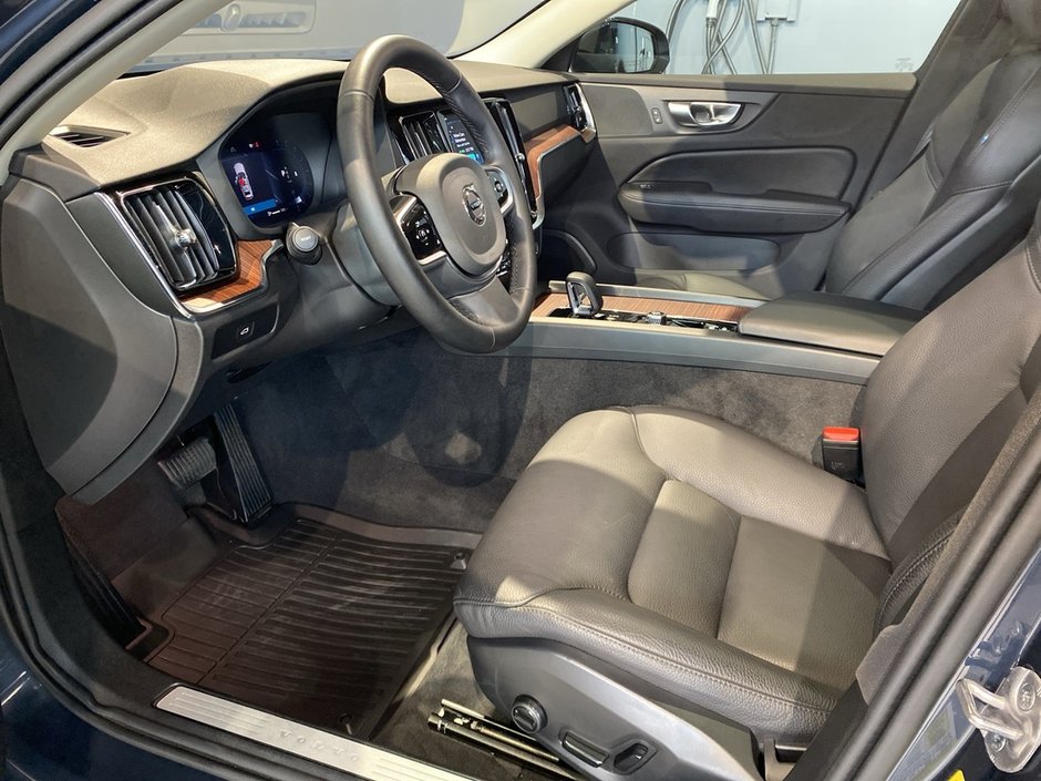 2025 Volvo V60 Cross Country B5 AWD Core-9