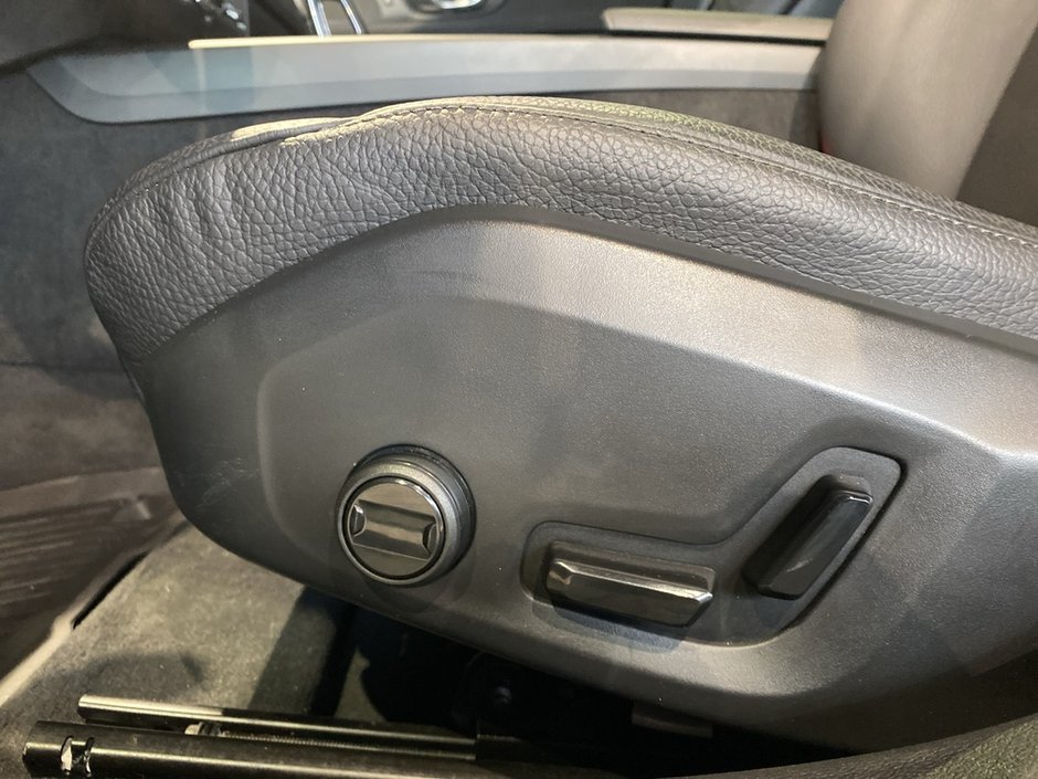 2025 Volvo V60 Cross Country B5 AWD Core-13