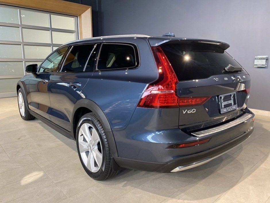 2025 Volvo V60 Cross Country B5 AWD Core-2