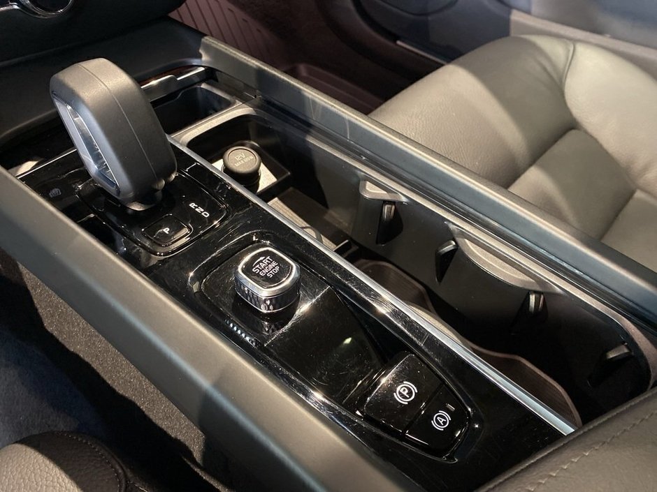 2025 Volvo V60 Cross Country B5 AWD Core-12