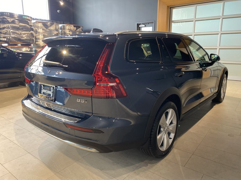 2025 Volvo V60 Cross Country B5 AWD Core-4