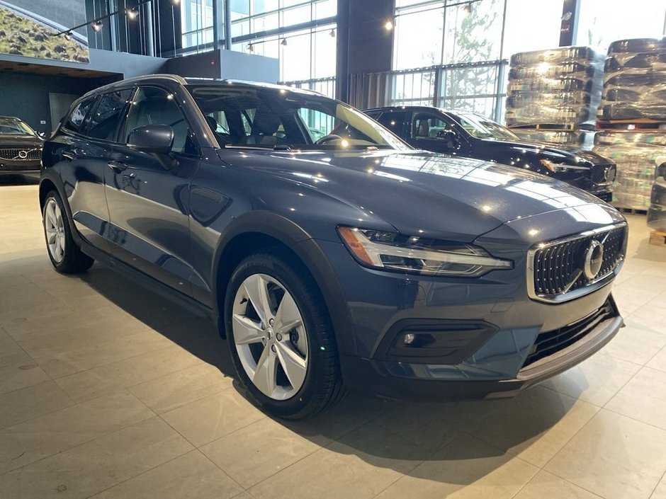 2025 Volvo V60 Cross Country B5 AWD Core-6