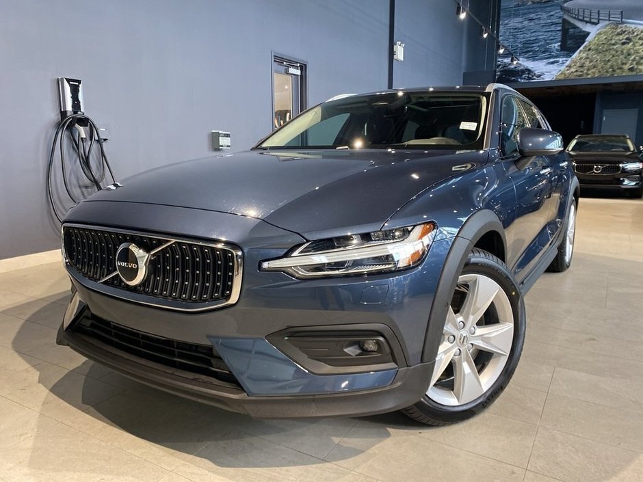2025 Volvo V60 Cross Country B5 AWD Core-0
