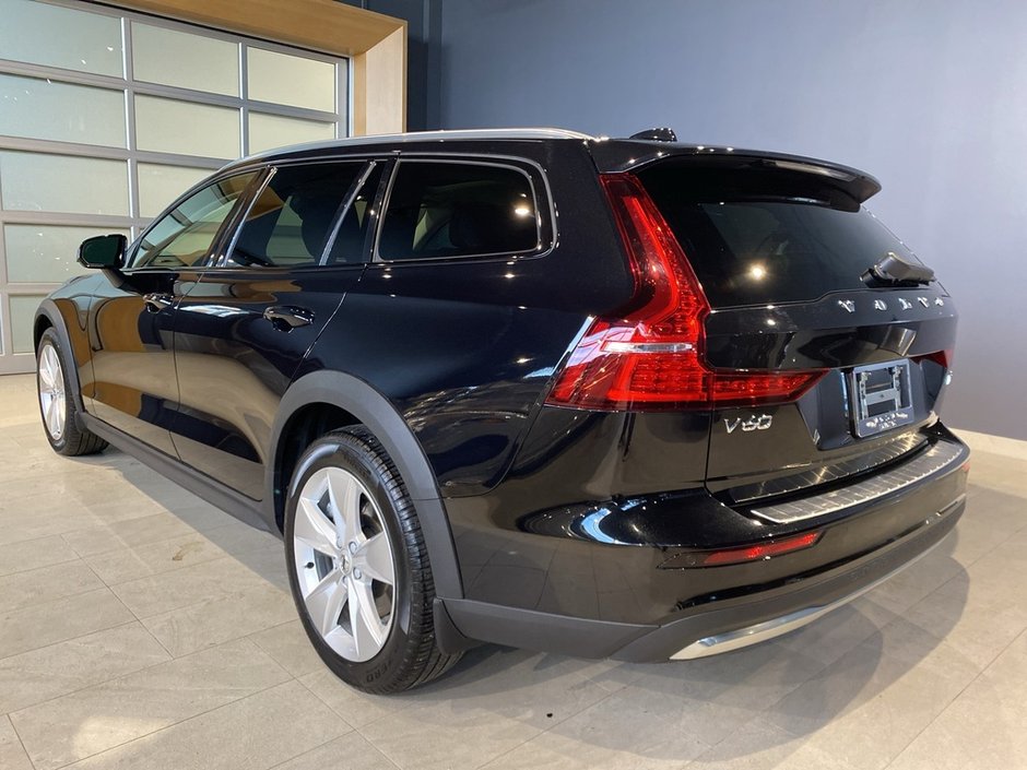 2025 Volvo V60 Cross Country B5 AWD Core-2