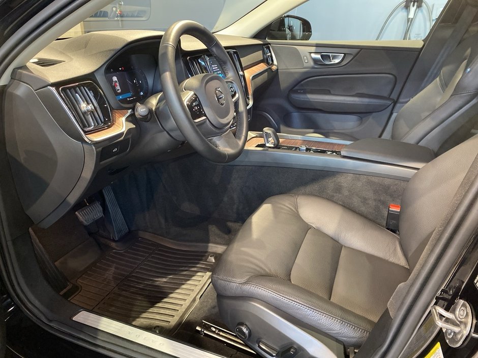 2025 Volvo V60 Cross Country B5 AWD Core-9